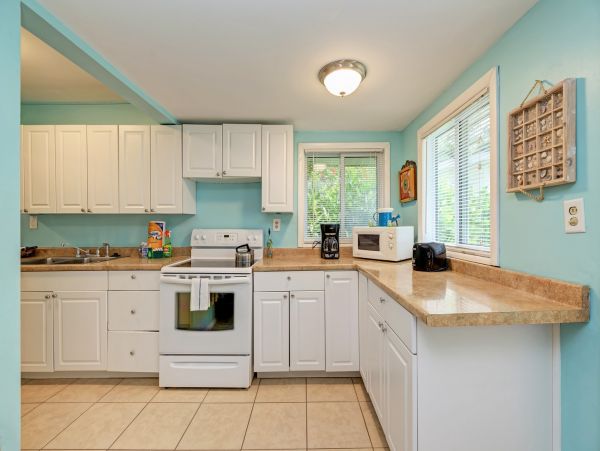 Bradenton Beach Vacation Cottage - one minute Walk to Beach