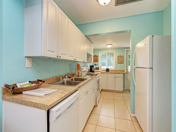 Bradenton Beach Vacation Cottage - one minute Walk to Beach