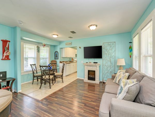 Bradenton Beach Vacation Cottage - one minute Walk to Beach