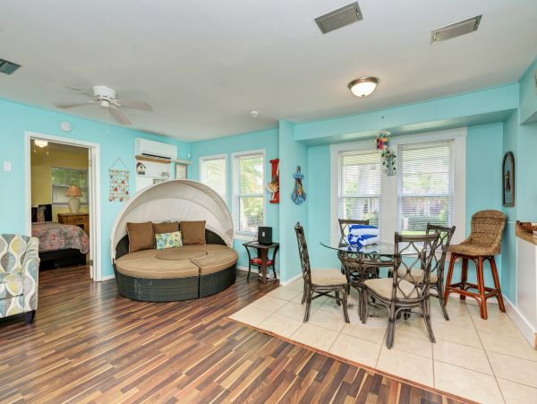 Bradenton Beach Vacation Cottage - one minute Walk to Beach