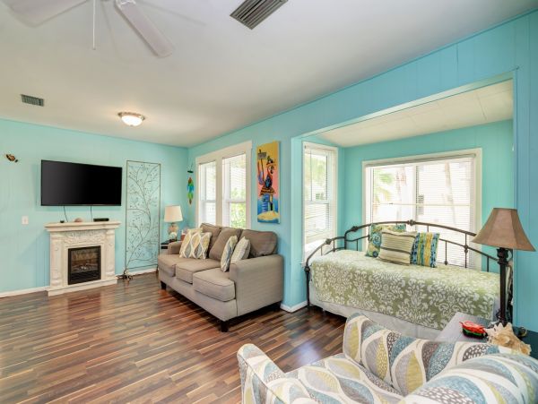 Bradenton Beach Vacation Cottage - one minute Walk to Beach