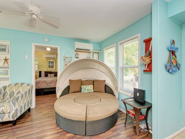 Bradenton Beach Vacation Cottage - one minute Walk to Beach
