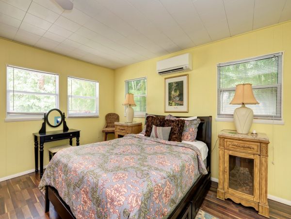 Bradenton Beach Vacation Cottage - one minute Walk to Beach