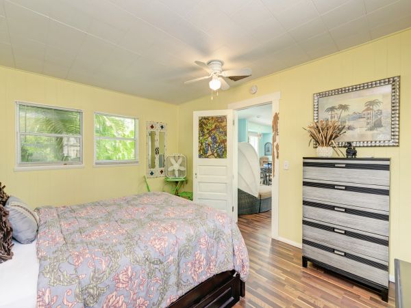 Bradenton Beach Vacation Cottage - one minute Walk to Beach