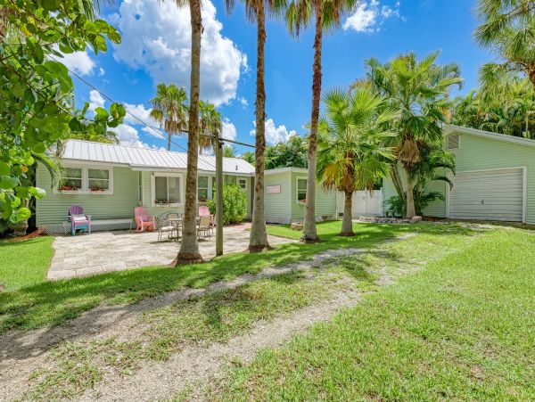 Bradenton Beach Vacation Cottage - one minute Walk to Beach