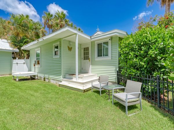 Bradenton Beach Vacation Cottage - one minute Walk to Beach