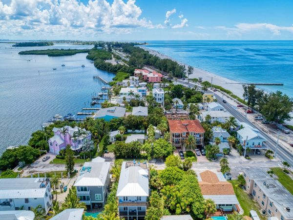 Bradenton Beach Vacation Cottage - one minute Walk to Beach
