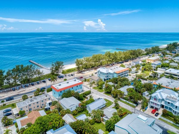 Bradenton Beach Vacation Cottage - one minute Walk to Beach