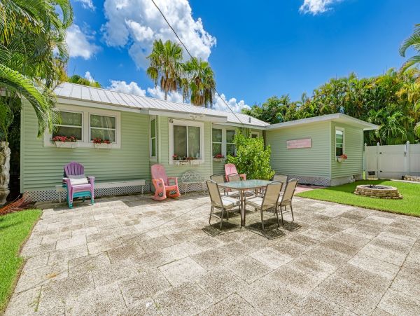 Bradenton Beach Vacation Cottage - one minute Walk to Beach