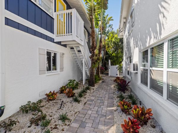 Holmes Beach Vacation Duplex Sleeps 4 Guests Walk To Beach