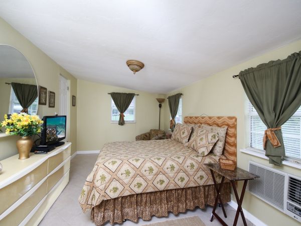 Nokimis Charming Vacation Cottage Sleeps 4 Guests