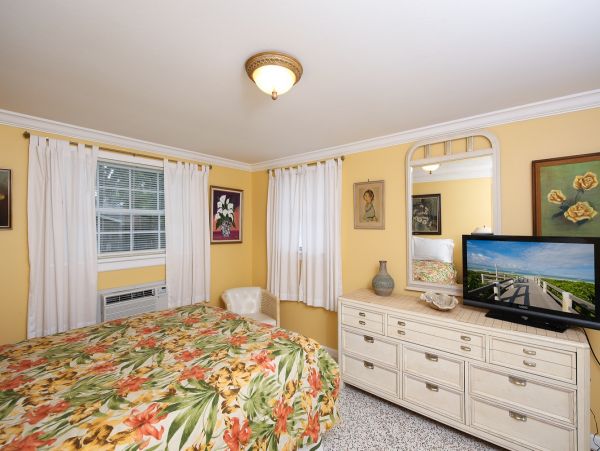 Nokimis Charming Vacation Cottage Sleeps 4 Guests