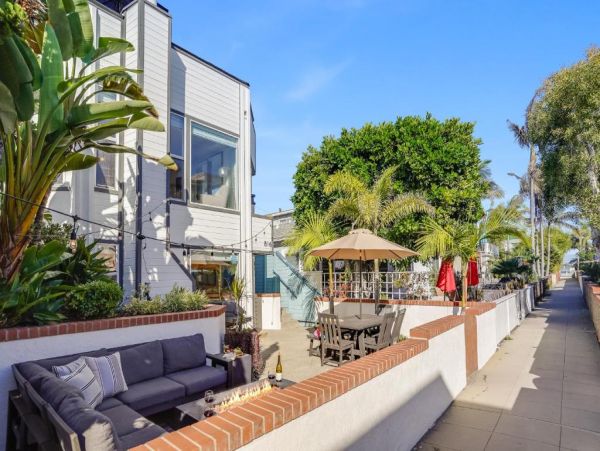 Three Bedroom Home in San Diego Walk to Beach Sleeps 7