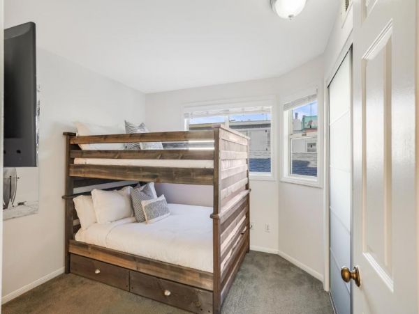 Three Bedroom Home in San Diego Walk to Beach Sleeps 7