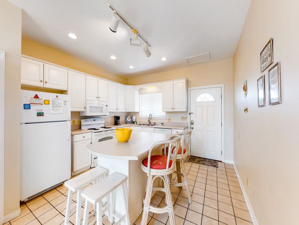 Dog friendly 4 bedroom house with private pool