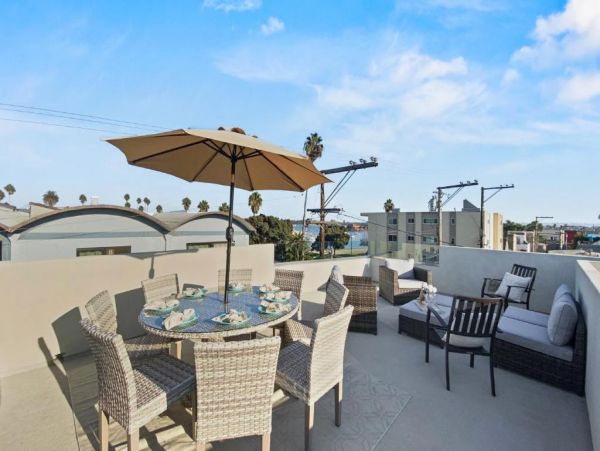 San Diego Modern 3 Bedroom Home Sleeps 8 Walk to Beach