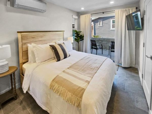 San Diego Modern 3 Bedroom Home Sleeps 8 Walk to Beach