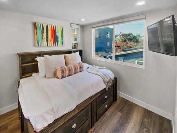 San Diego Modern 3 Bedroom Home Sleeps 8 Walk to Beach