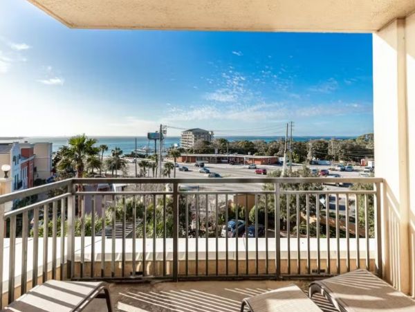 Destin Vacation Condo Three Bedrooms Walk To Beach Sleeps 8