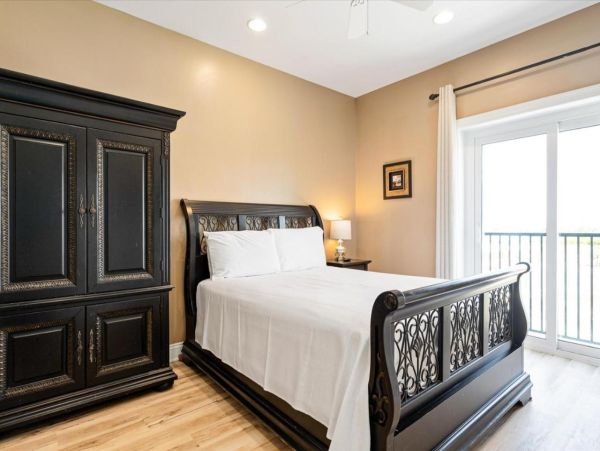 Spacious Beachfront Six Bedroom Vacation Rental in Gulf Shores