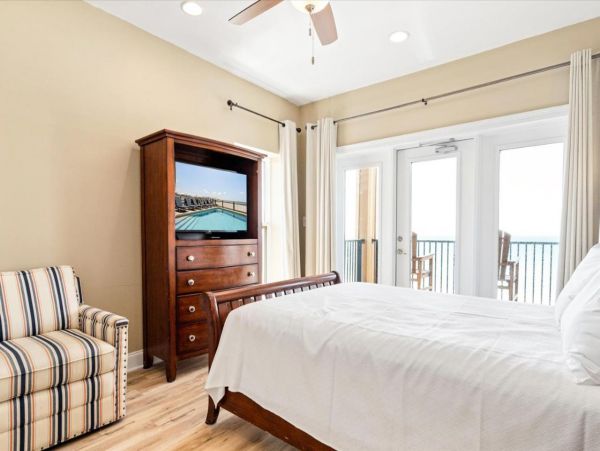 Spacious Beachfront Six Bedroom Vacation Rental in Gulf Shores