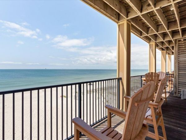 Spacious Beachfront Six Bedroom Vacation Rental in Gulf Shores