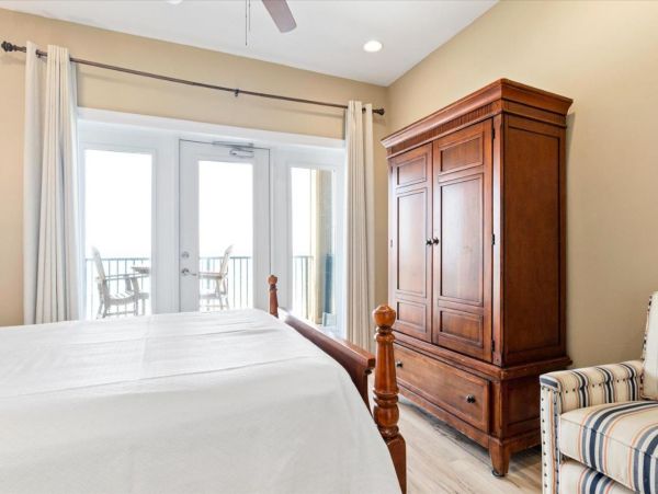 Spacious Beachfront Six Bedroom Vacation Rental in Gulf Shores