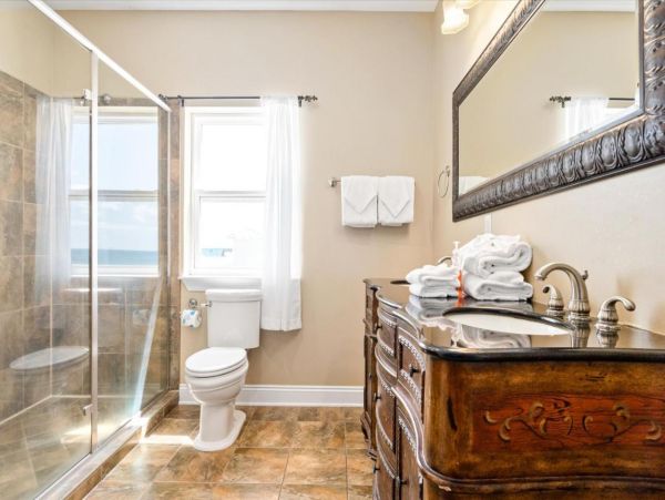 Spacious Beachfront Six Bedroom Vacation Rental in Gulf Shores