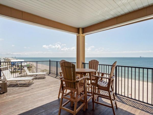 Spacious Beachfront Six Bedroom Vacation Rental in Gulf Shores