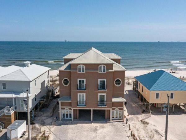 Spacious Beachfront Six Bedroom Vacation Rental in Gulf Shores