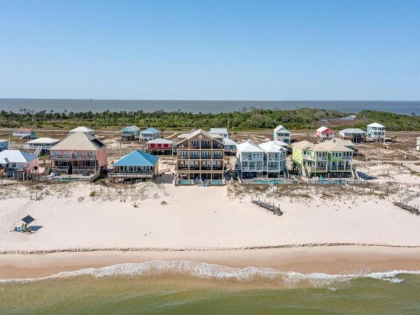 Spacious Beachfront Six Bedroom Vacation Rental in Gulf Shores