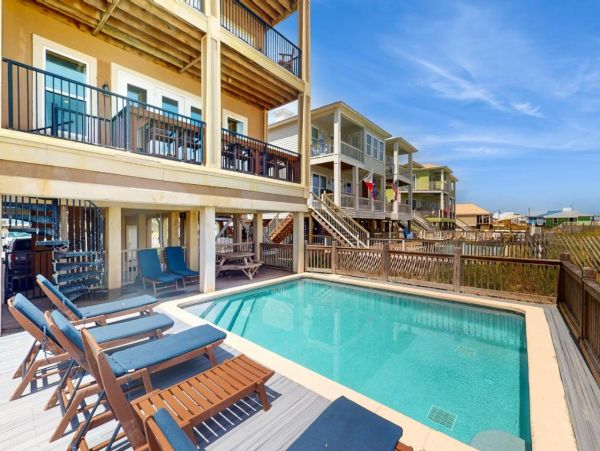 Spacious Beachfront Six Bedroom Vacation Rental in Gulf Shores