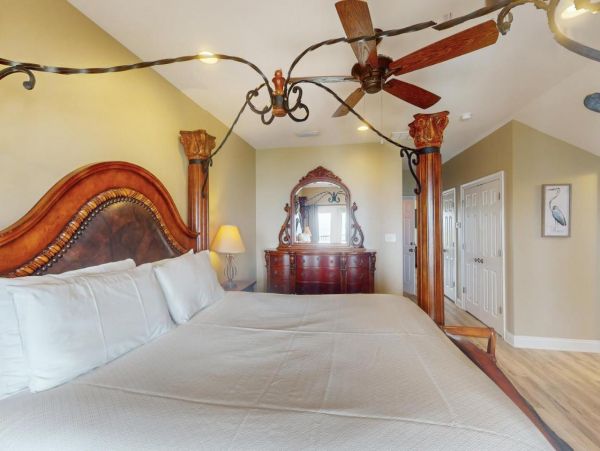 Spacious Beachfront Six Bedroom Vacation Rental in Gulf Shores