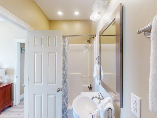 Spacious Beachfront Six Bedroom Vacation Rental in Gulf Shores