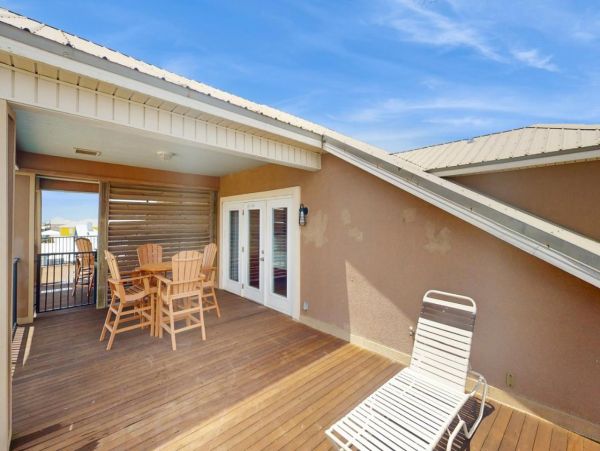 Spacious Beachfront Six Bedroom Vacation Rental in Gulf Shores