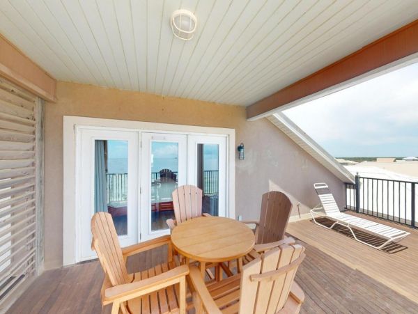 Spacious Beachfront Six Bedroom Vacation Rental in Gulf Shores
