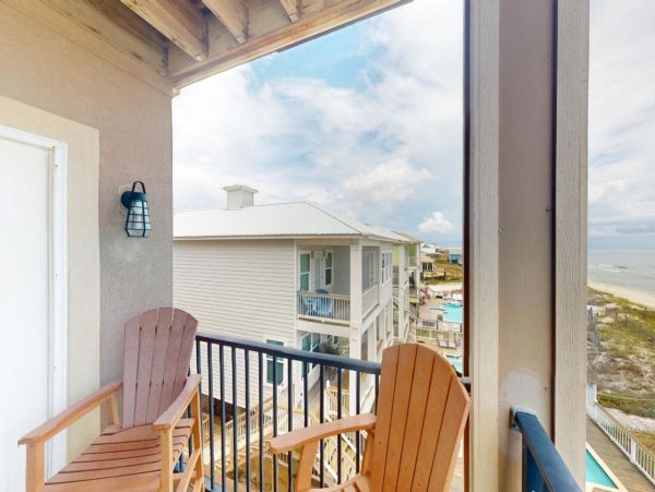 Spacious Beachfront Six Bedroom Vacation Rental in Gulf Shores