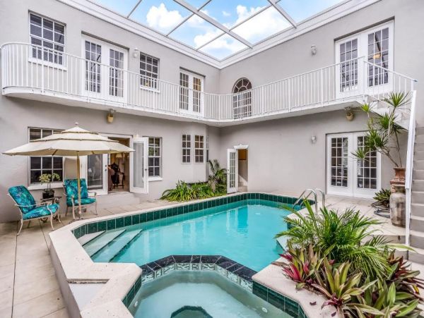 Naples 4 Bedroom Home with Caged Pool & Spa Sleeps 10 Guests