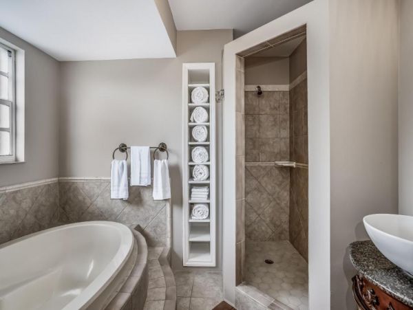 Naples 4 Bedroom Home with Caged Pool & Spa Sleeps 10 Guests