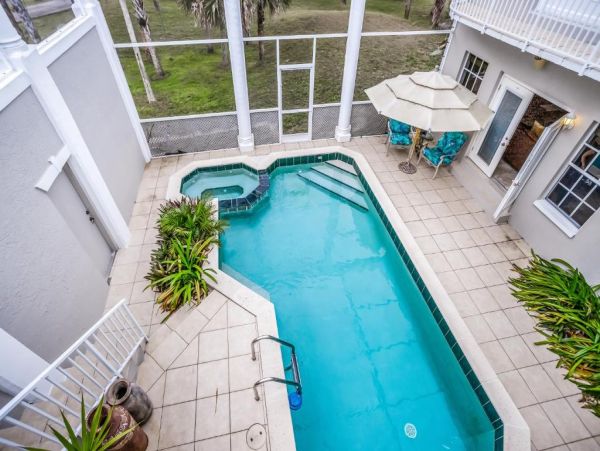Naples 4 Bedroom Home with Caged Pool & Spa Sleeps 10 Guests