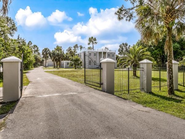 Naples 4 Bedroom Home with Caged Pool & Spa Sleeps 10 Guests