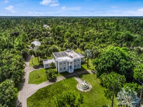 Naples 4 Bedroom Home with Caged Pool & Spa Sleeps 10 Guests