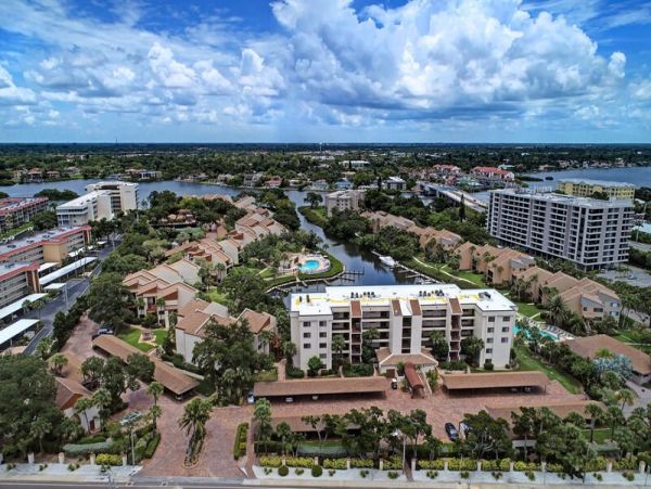 Walk to Beach Walk to South Village Siesta Key condo