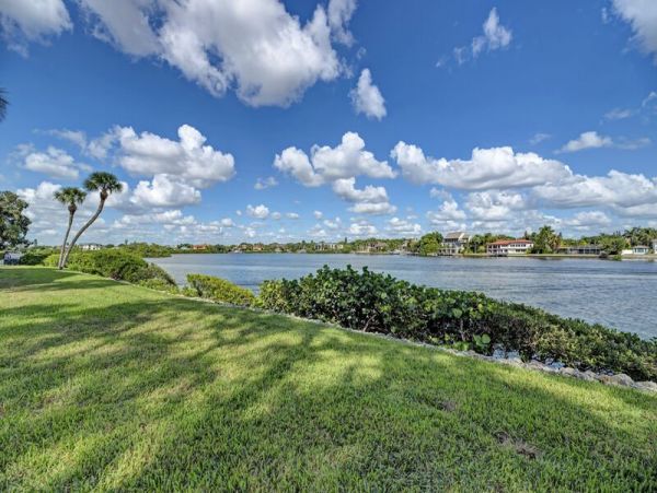 Walk to Beach Walk to South Village Siesta Key condo