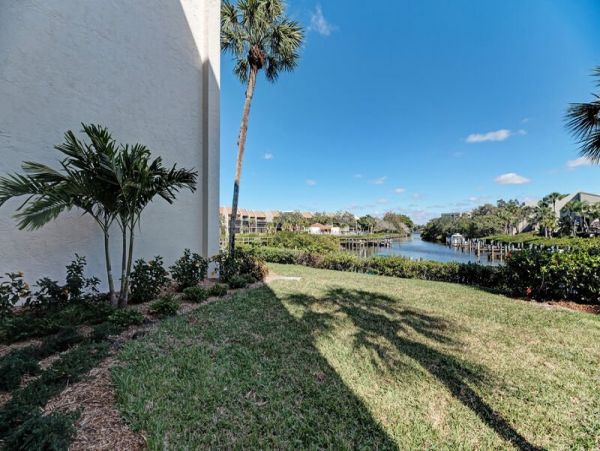 Walk to Beach Walk to South Village Siesta Key condo