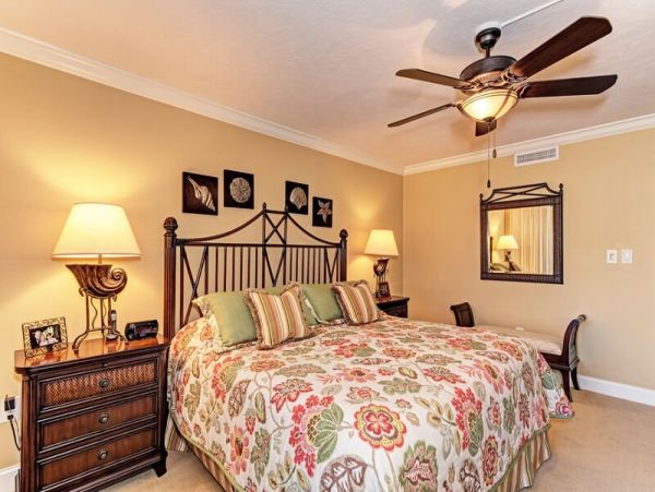 Walk to Beach Walk to South Village Siesta Key condo