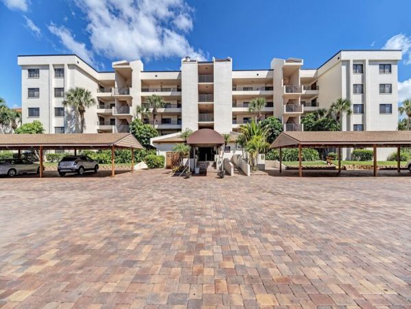 Walk to Beach Walk to South Village Siesta Key condo