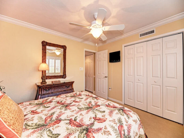 Walk to Beach Walk to South Village Siesta Key condo