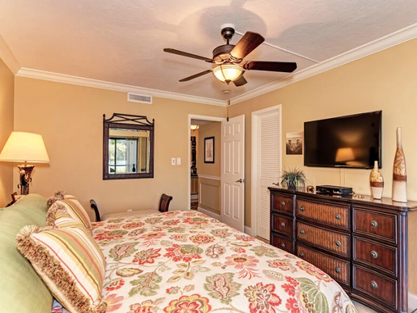 Walk to Beach Walk to South Village Siesta Key condo
