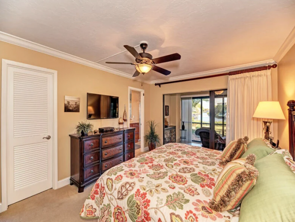 Walk to Beach Walk to South Village Siesta Key condo